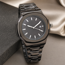Montre à boîtier coussin gunmetal, cadran noir et bracelet sombre