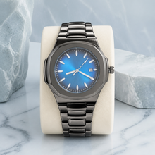 Montre à boîtier coussin gunmetal, cadran bleu clair et bracelet sombre